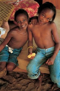 Petites filles mangeant une mangue.