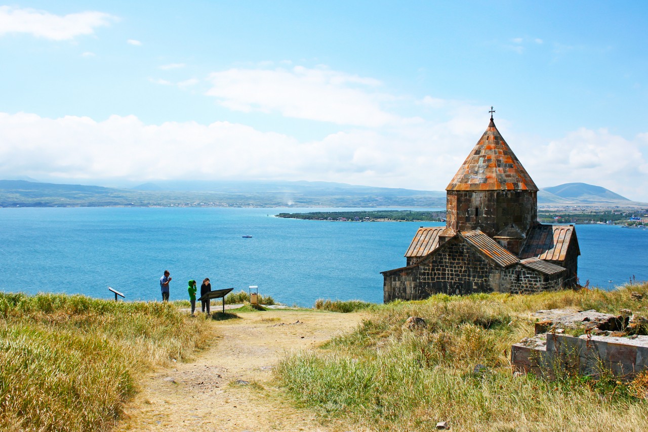 Le monastère de Sevanavank, sur la rive du lac Sevan.