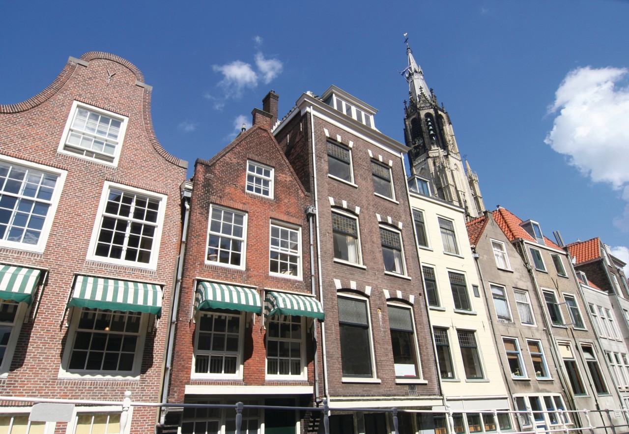 Façades historiques et flèche de la Nieuwe Kerk, à Delft.