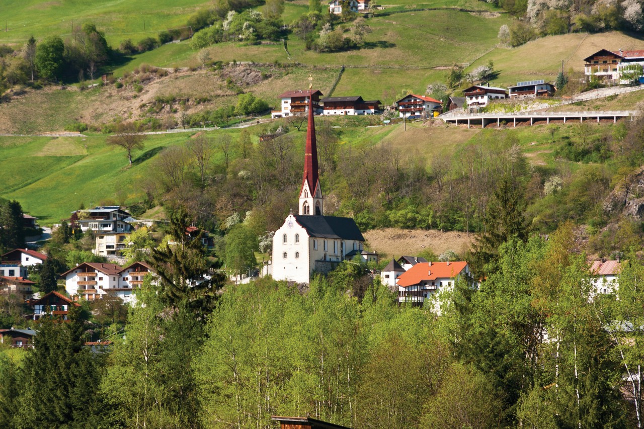 Vue sur Ötz et son église.