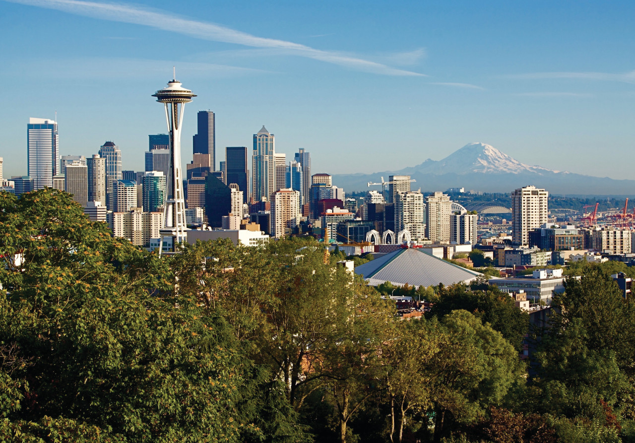 <p>Skyline de Seattle dominée par le mont Rainier.</p>