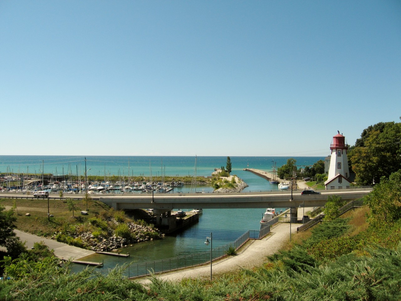 Marina et phare de Kincardine, sur les rives du lac Huron.