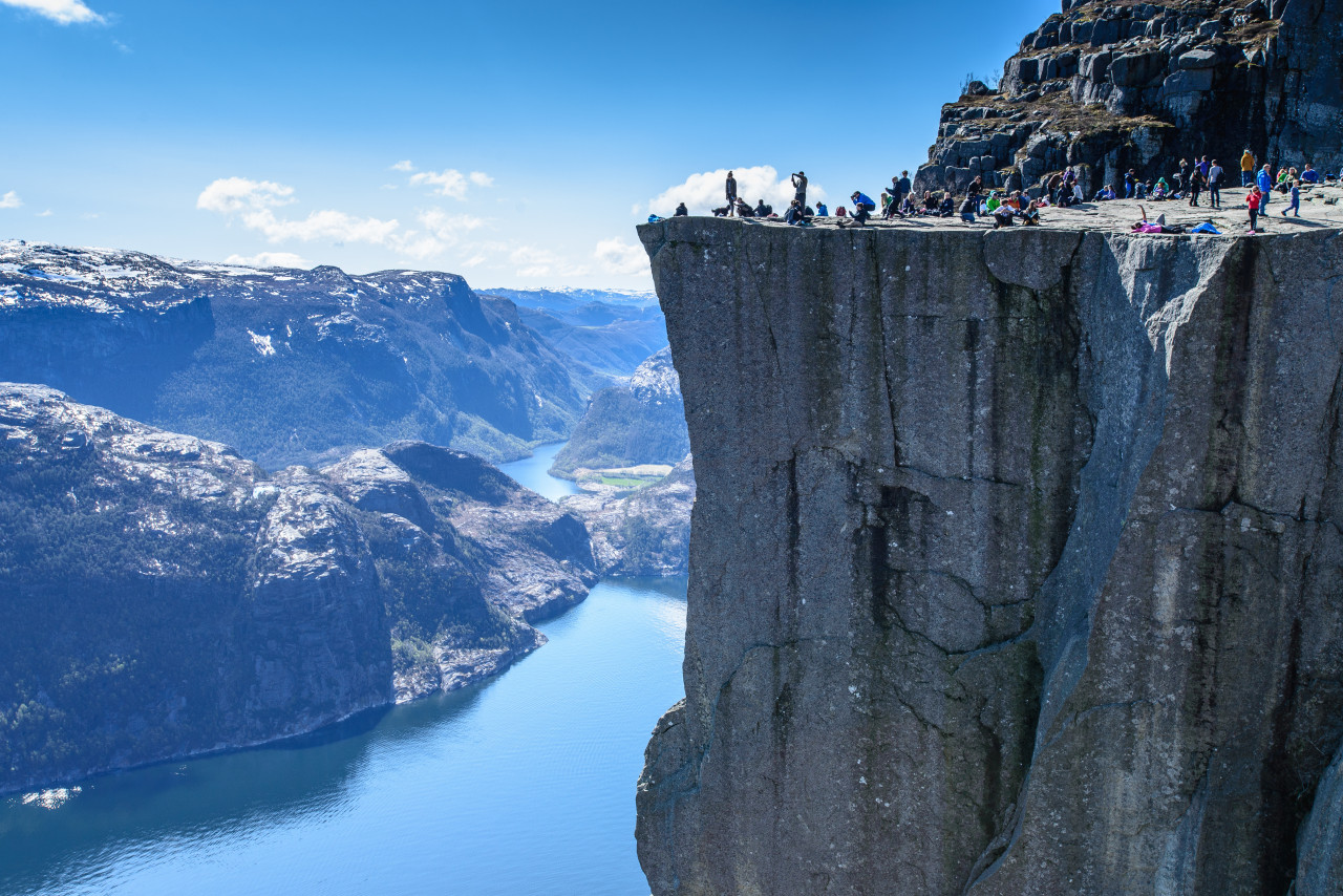 L'impressionnante falaise de Preikestolen.