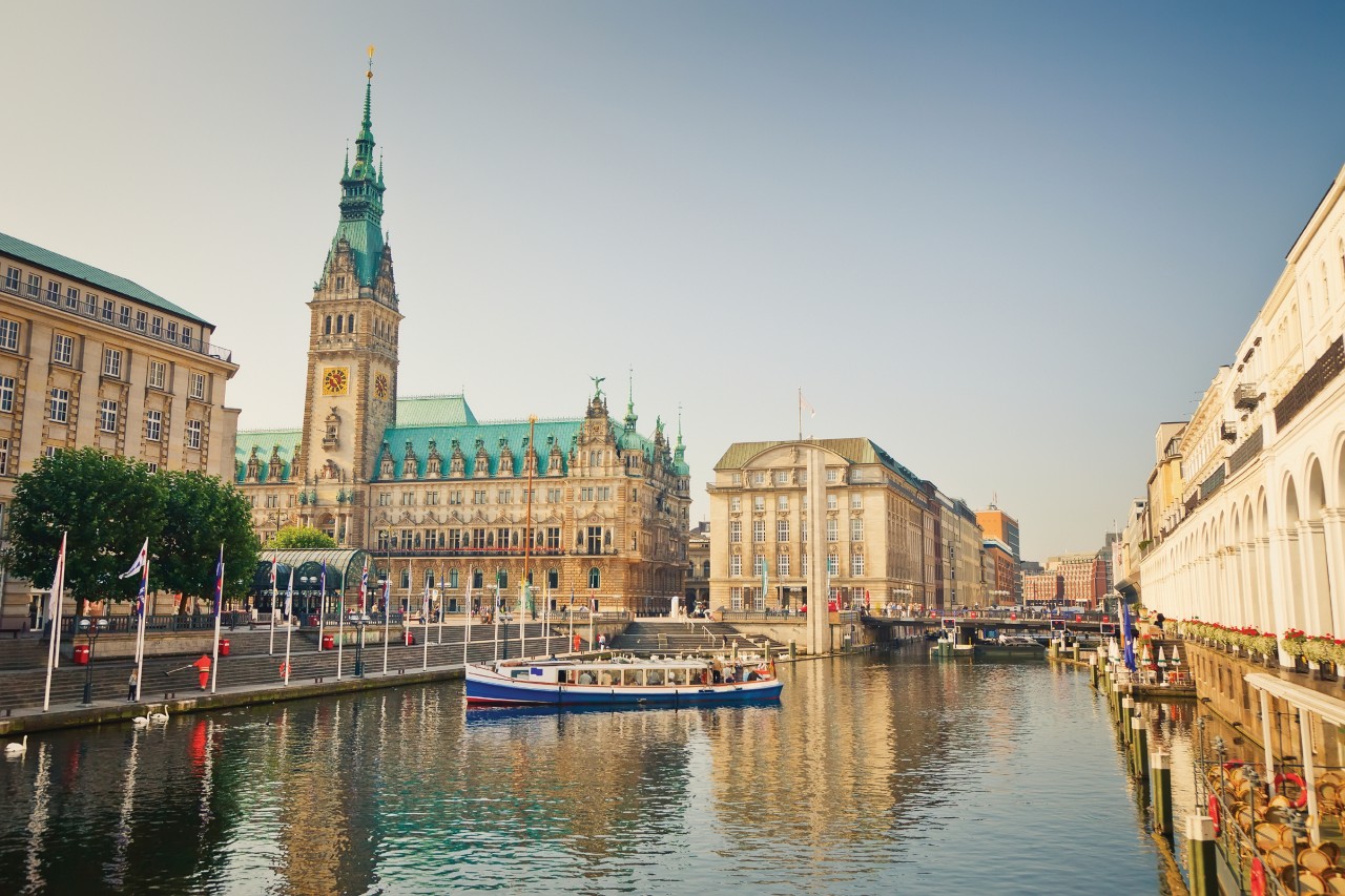 L'hôtel de ville de Hambourg et la rivière Alster.