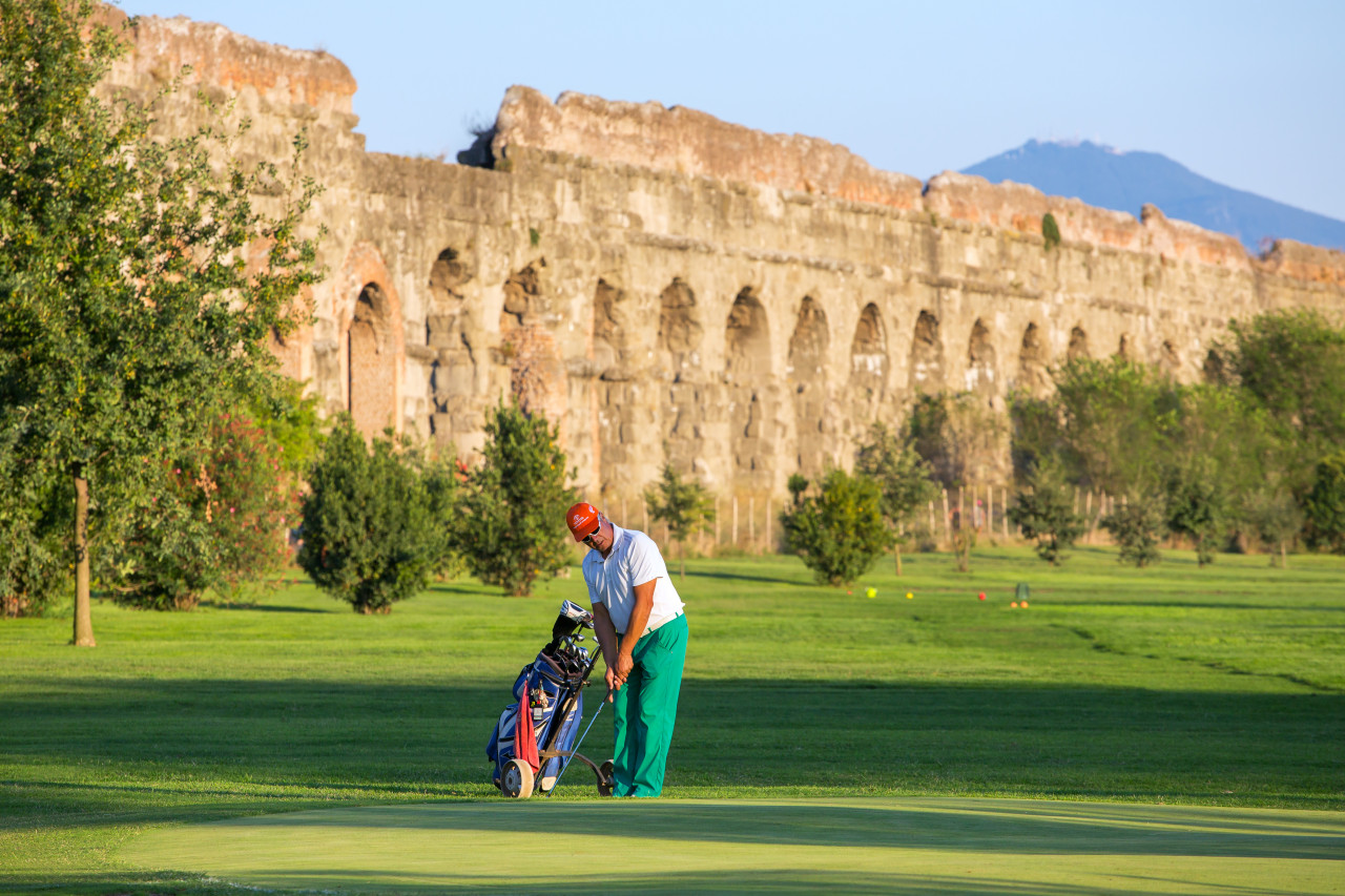 Golf dans le parc des aqueducs.