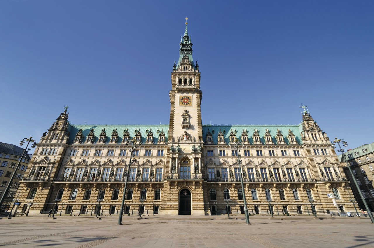 L'Hôtel de Ville de Hambourg sur le Rathausmarkt.