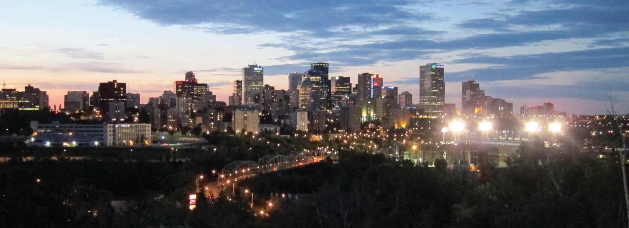 Vue panoramique d'Edmonton au crépuscule.