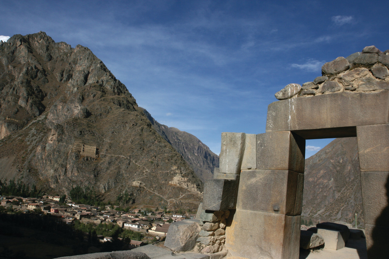 La forteresse inca domine la ville d'Ollantaytambo.