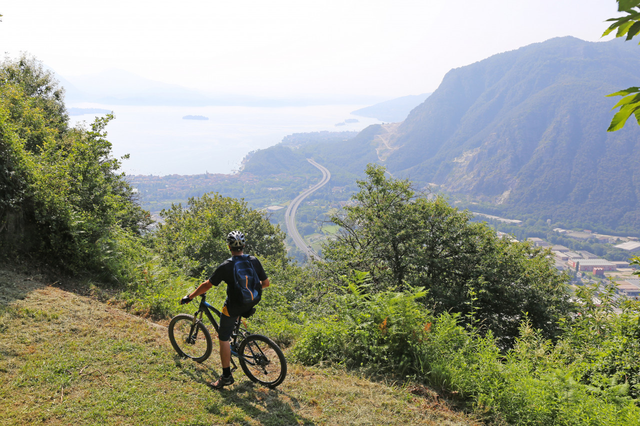 Randonnée à vélo près du lac Majeur.