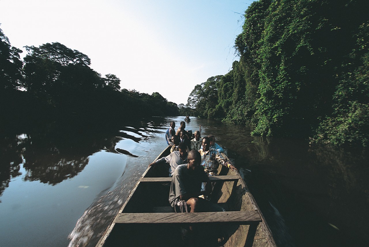 Voyage en pirogue sur la Lobé.