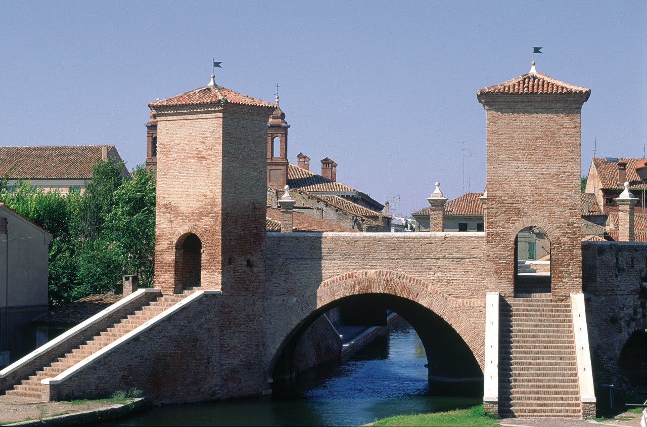 Delta du Pô, lagune de Commachio, pont et tours de guet.