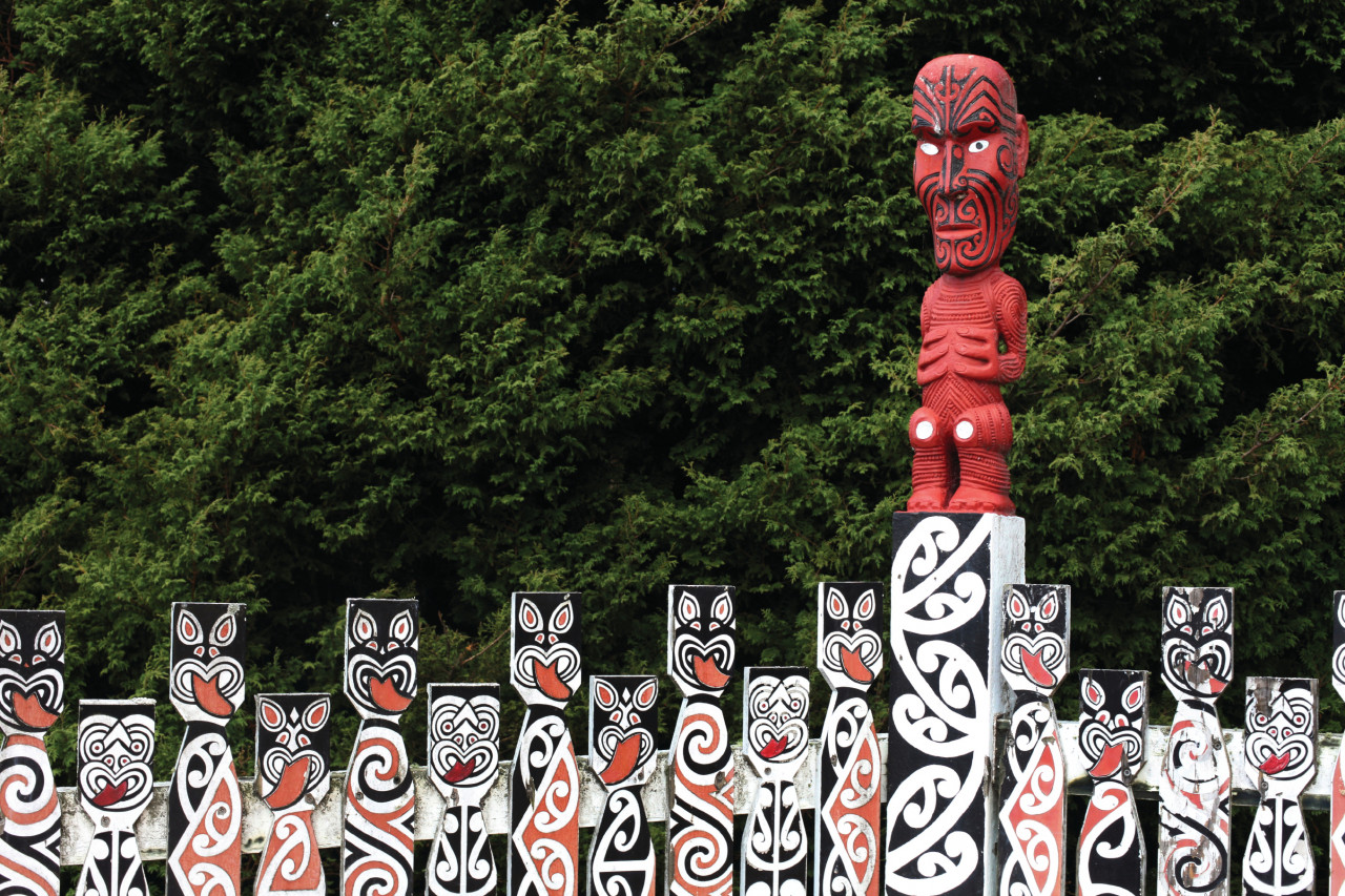 Statues maories à Rotorua.