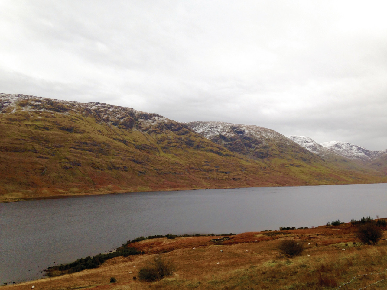 Le Parc National du Connemara et ses innombrables lacs sous un ciel changeant.