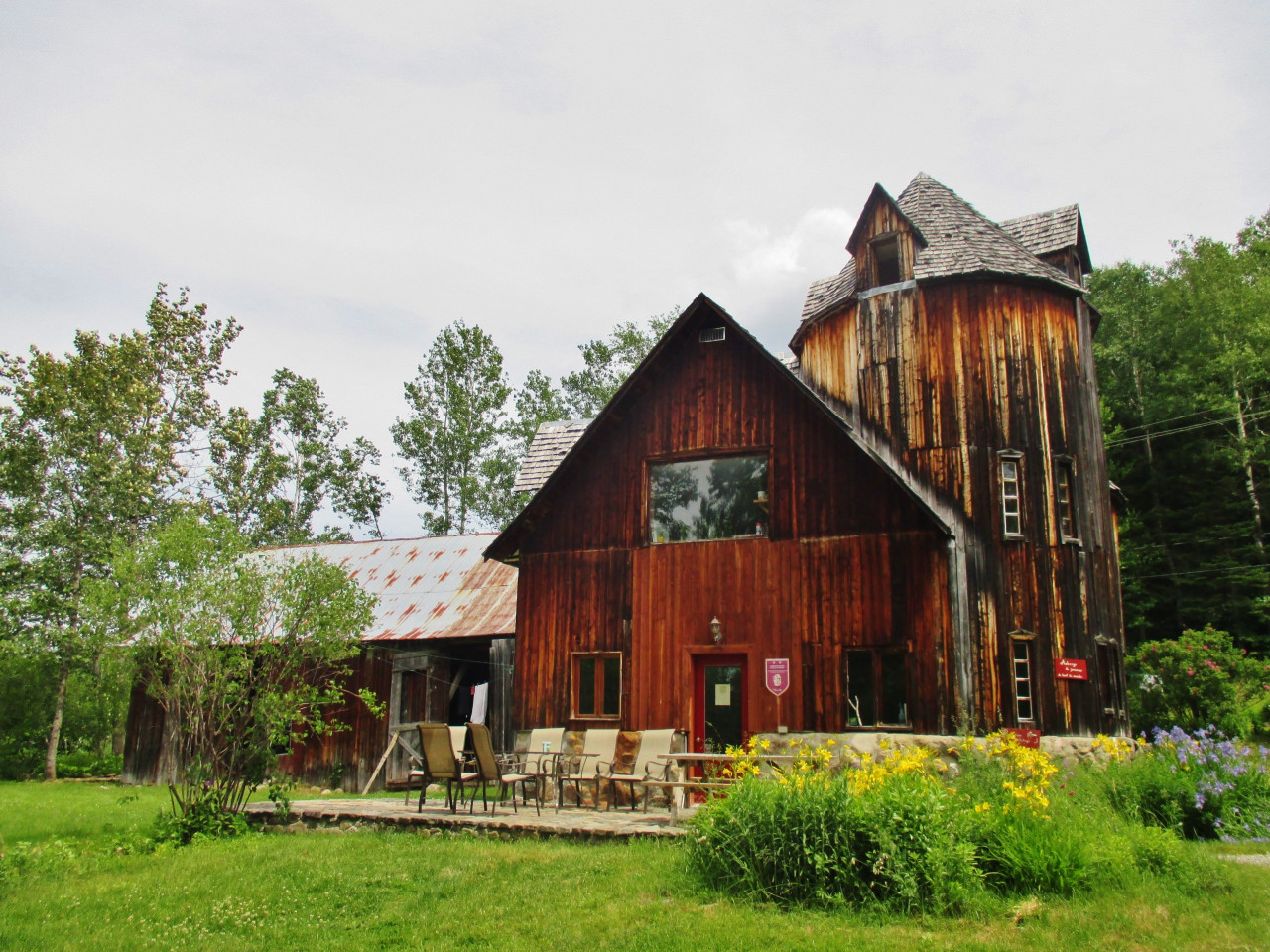 Belle auberge de jeunesse à L'Anse-Saint-Jean.