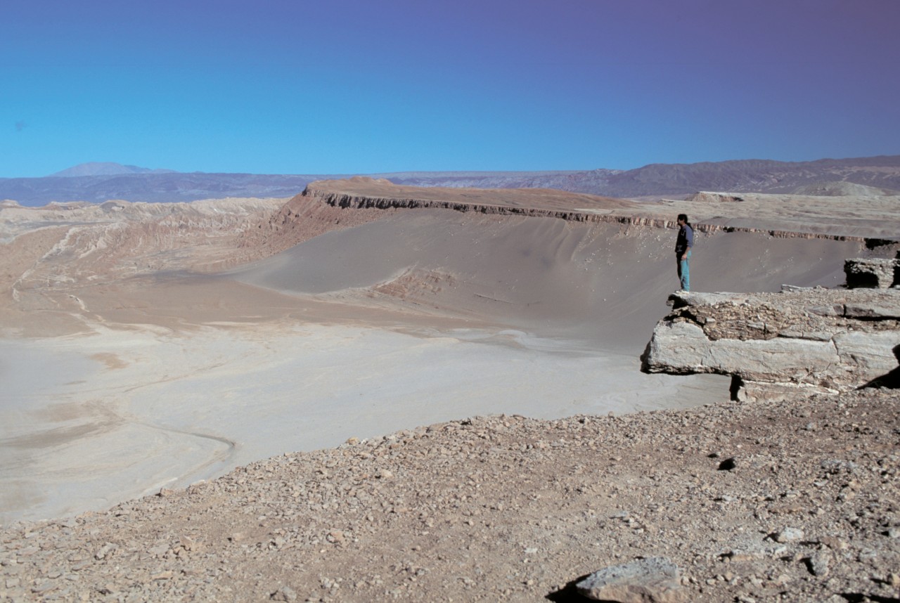 Randonneur face au paysage lunaire de San Pedro de Atacama