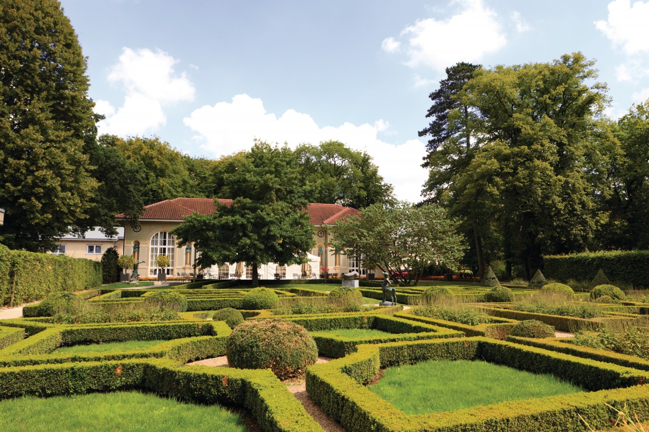 Parc thermal de Mondorf : jardin français menant à l'Orangerie.