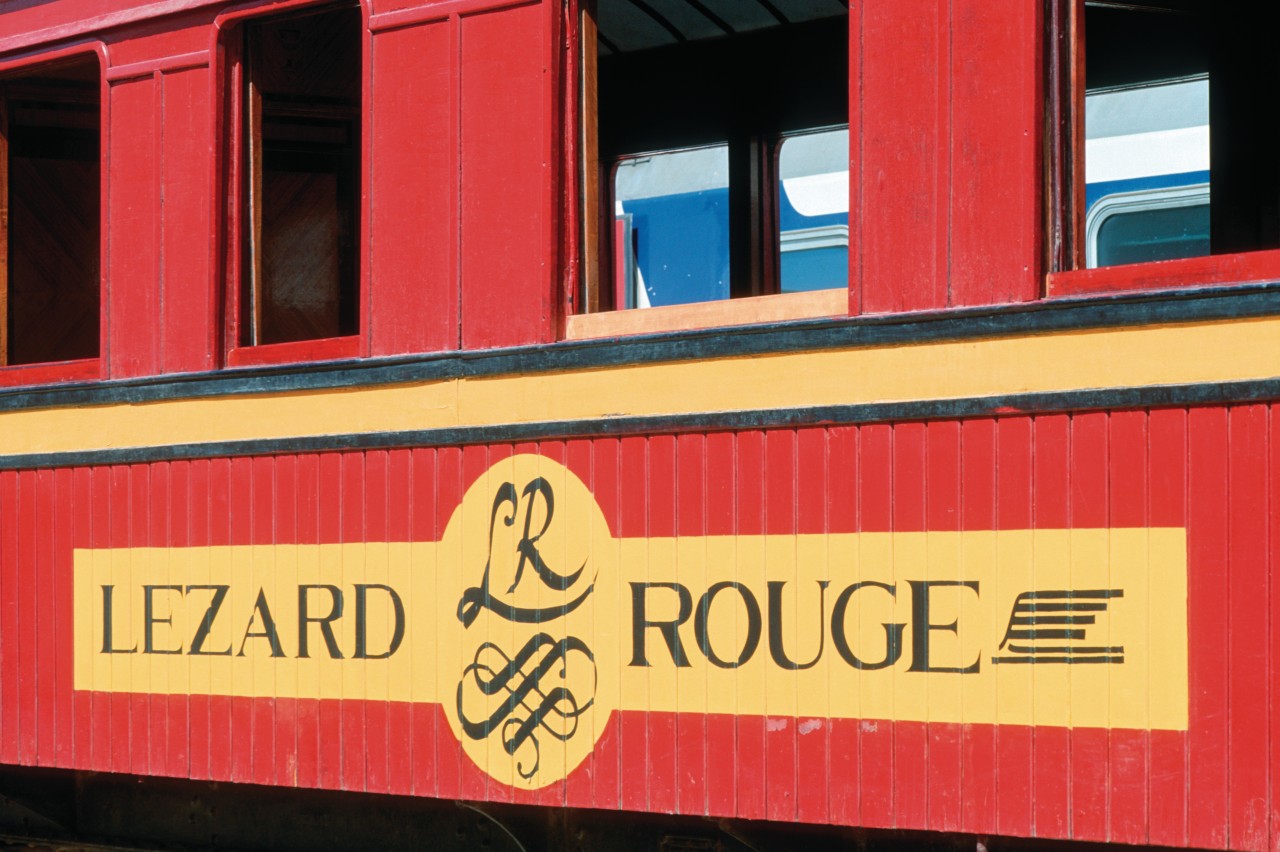 Le <i>Lézard Rouge</i> (ancien train du Bey de Tunis) traversant les gorges de Selja.