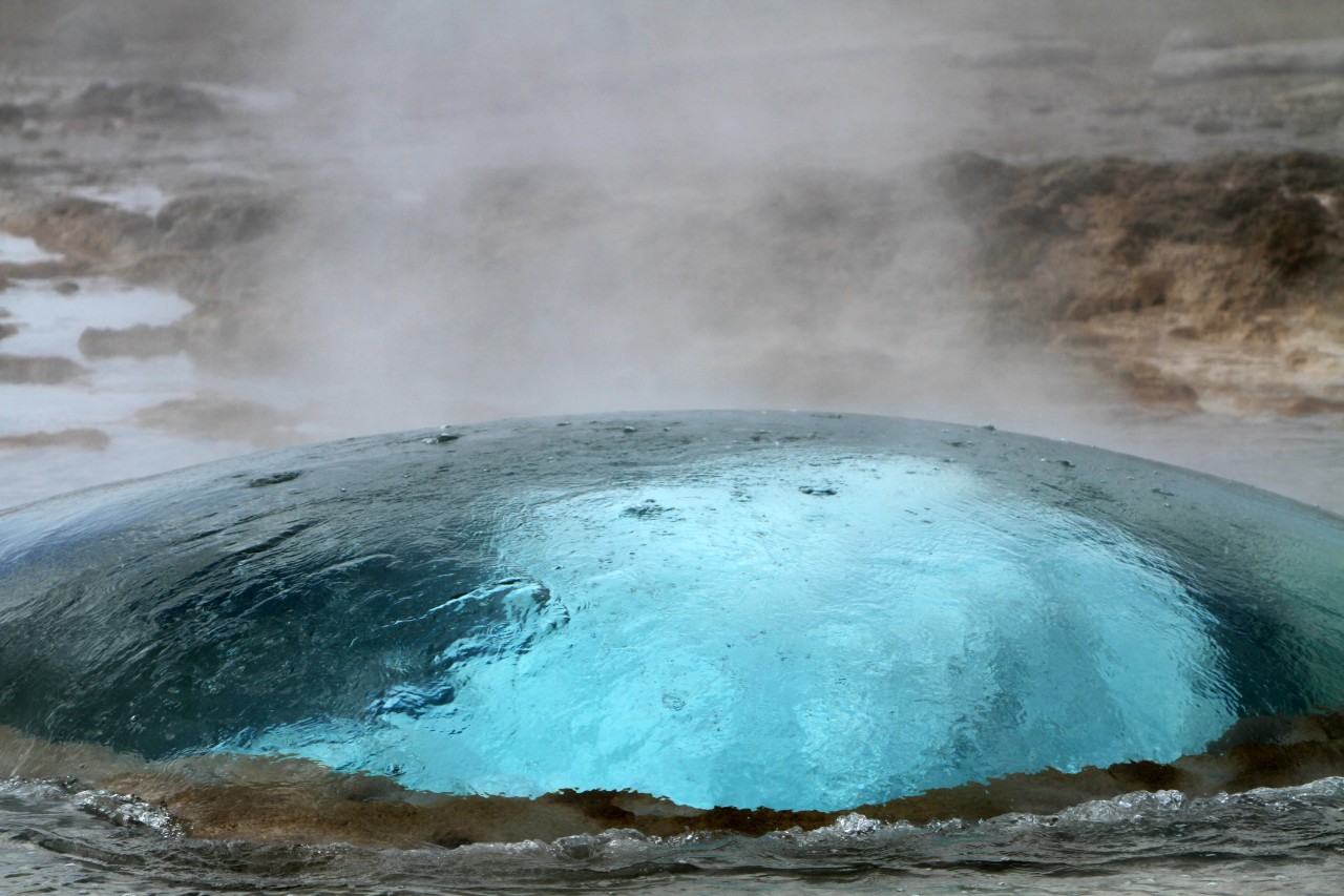 Le bleu intense du geyser qui va jaillir.