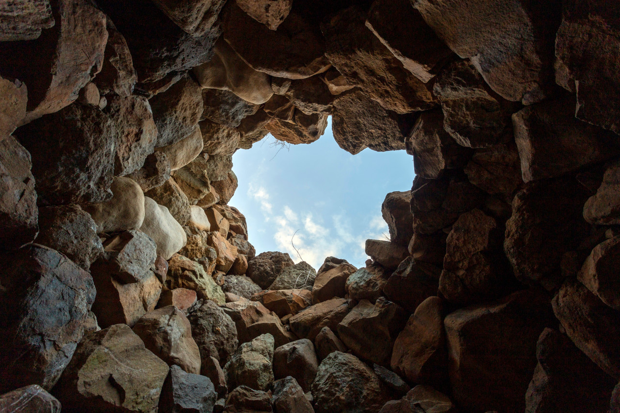 Intérieur du nuraghe Sa Dom'e S'orcu.