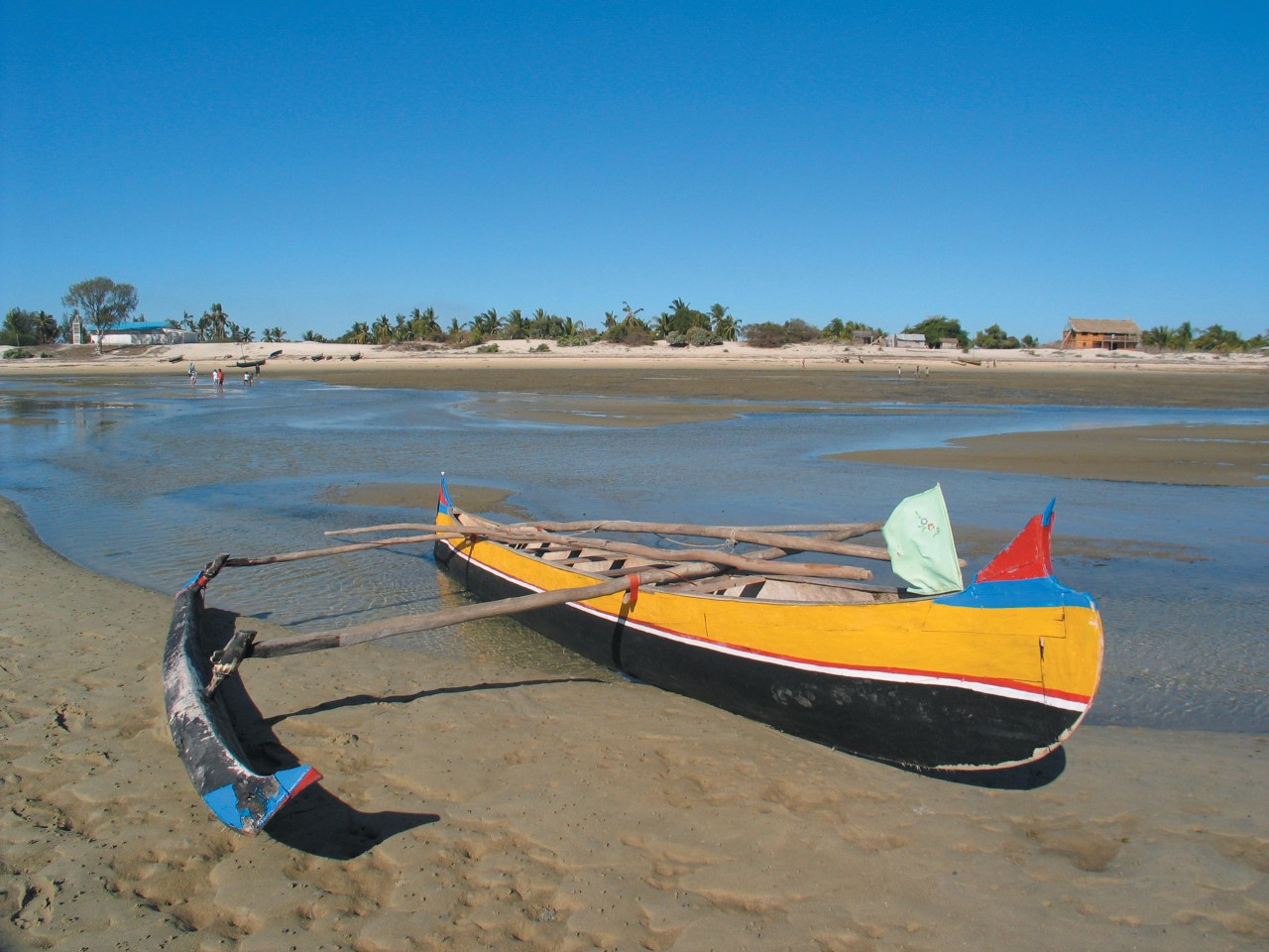 Pirogue à balancier sur fond de marée basse, Belo sur mer