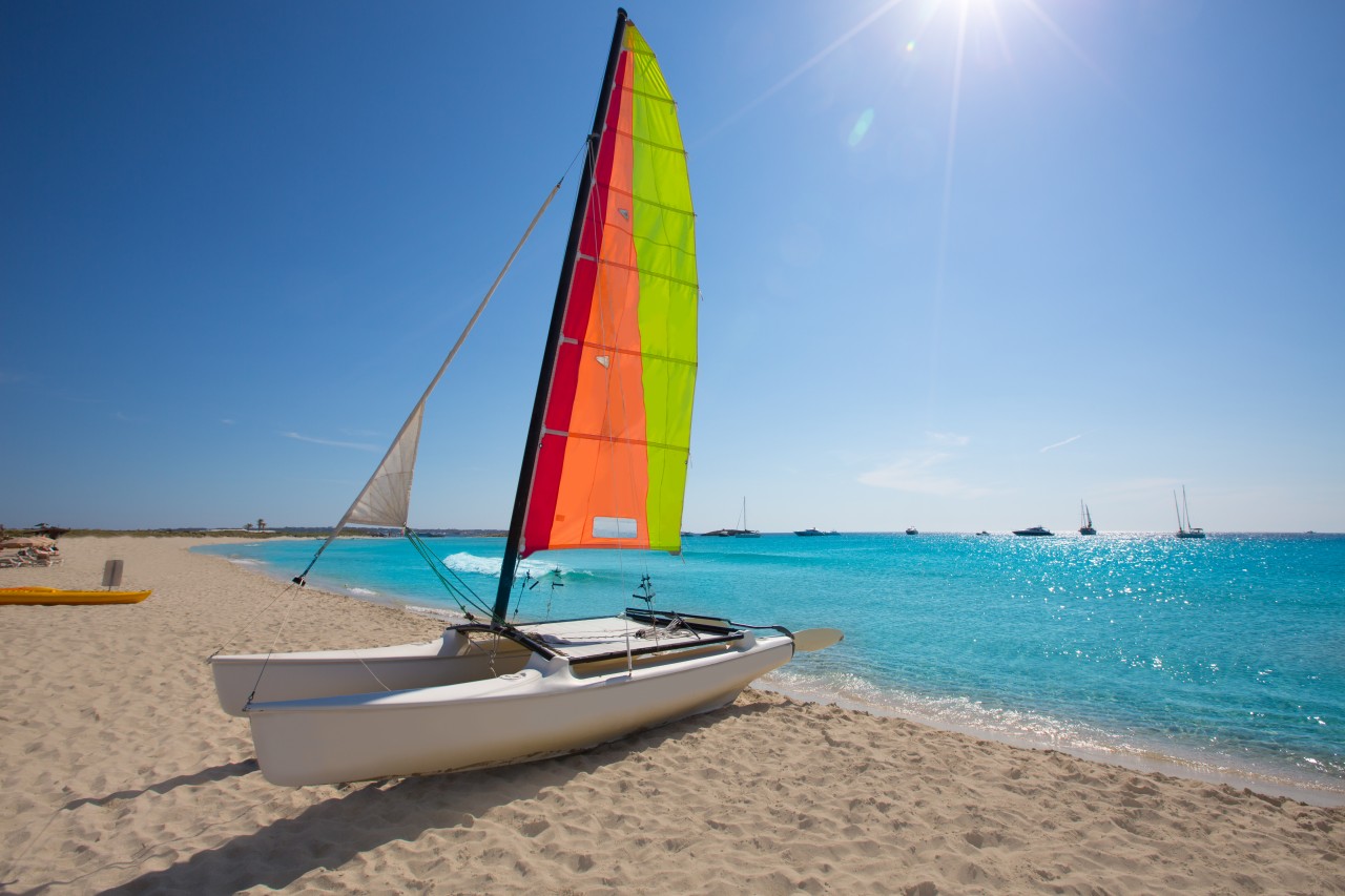 Catamaran sur la plage de Ses Illetes.