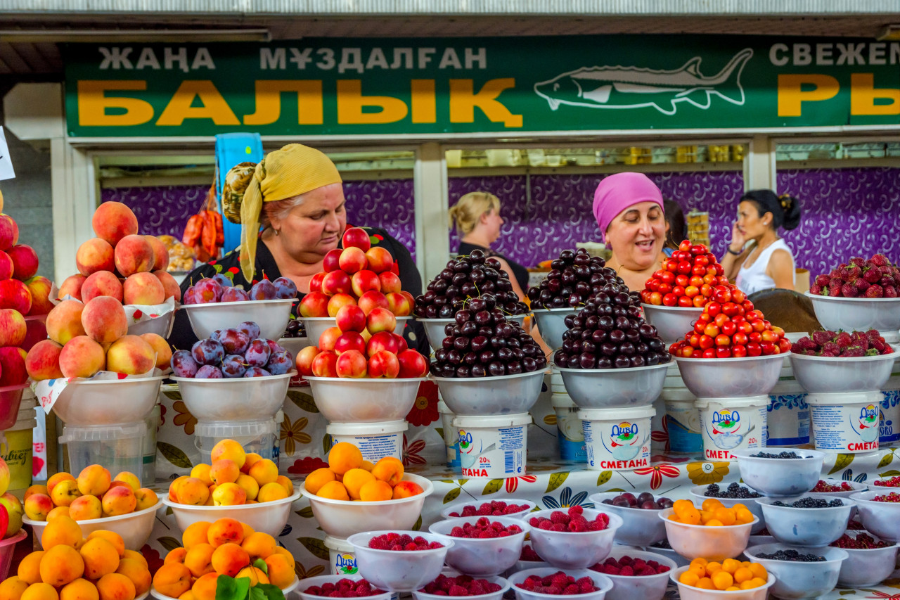 Vendeuses sur le marché d'Almaty.