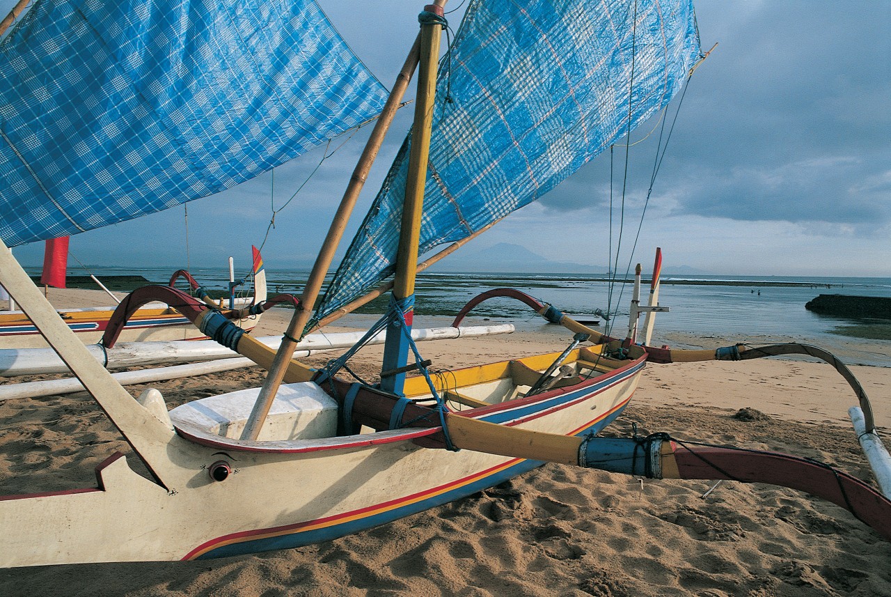 Outriggers de pêcheurs sur la plage de Nusa Dua.