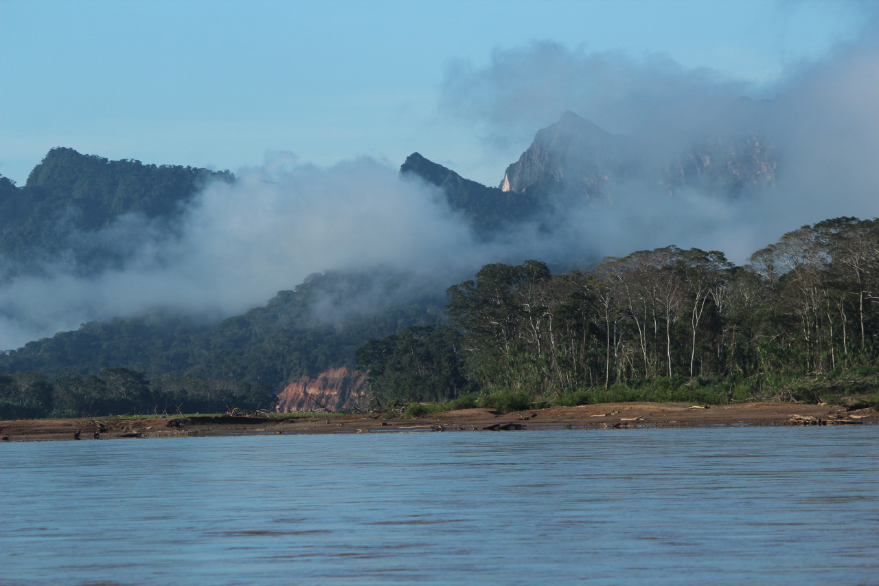 Montagnes recouvertes de jungle aux bords du Rio Benni.