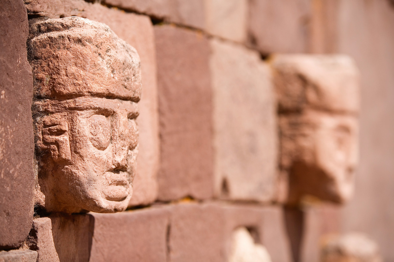 Têtes sculptées dans le mur, site archéologique de Tiwanaku.