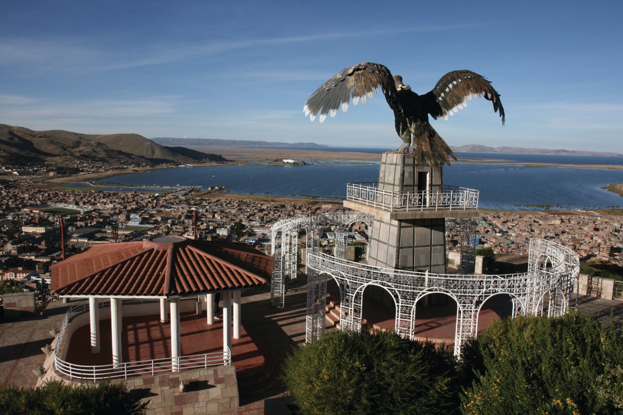 Le condor veille sur la ville au mirador Kuntur Wasi.