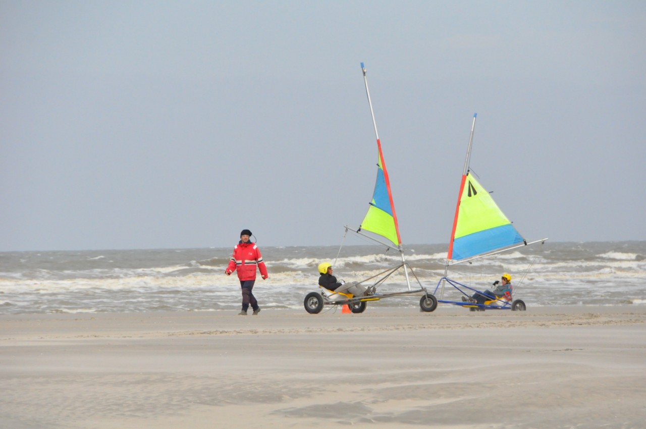 Les plages de Berck sont propices au char à voile, même pour les débutants.