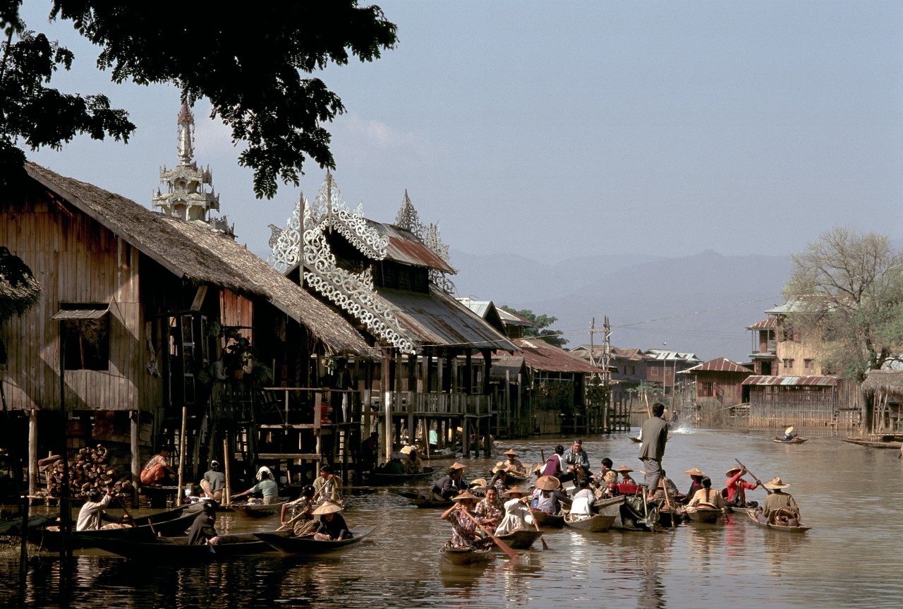 Marché flottant du village d'Ywama.