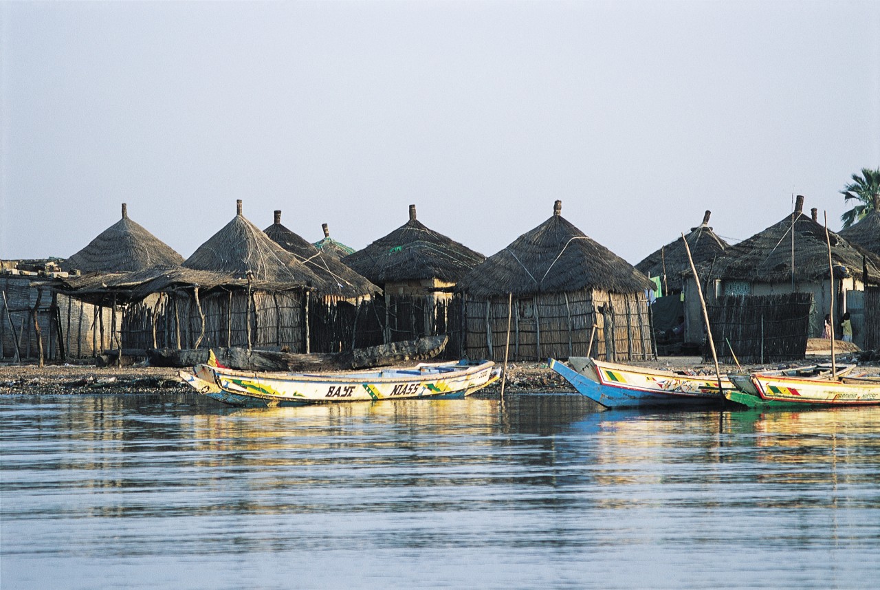 Cases de pêcheurs au bord du Saloum.