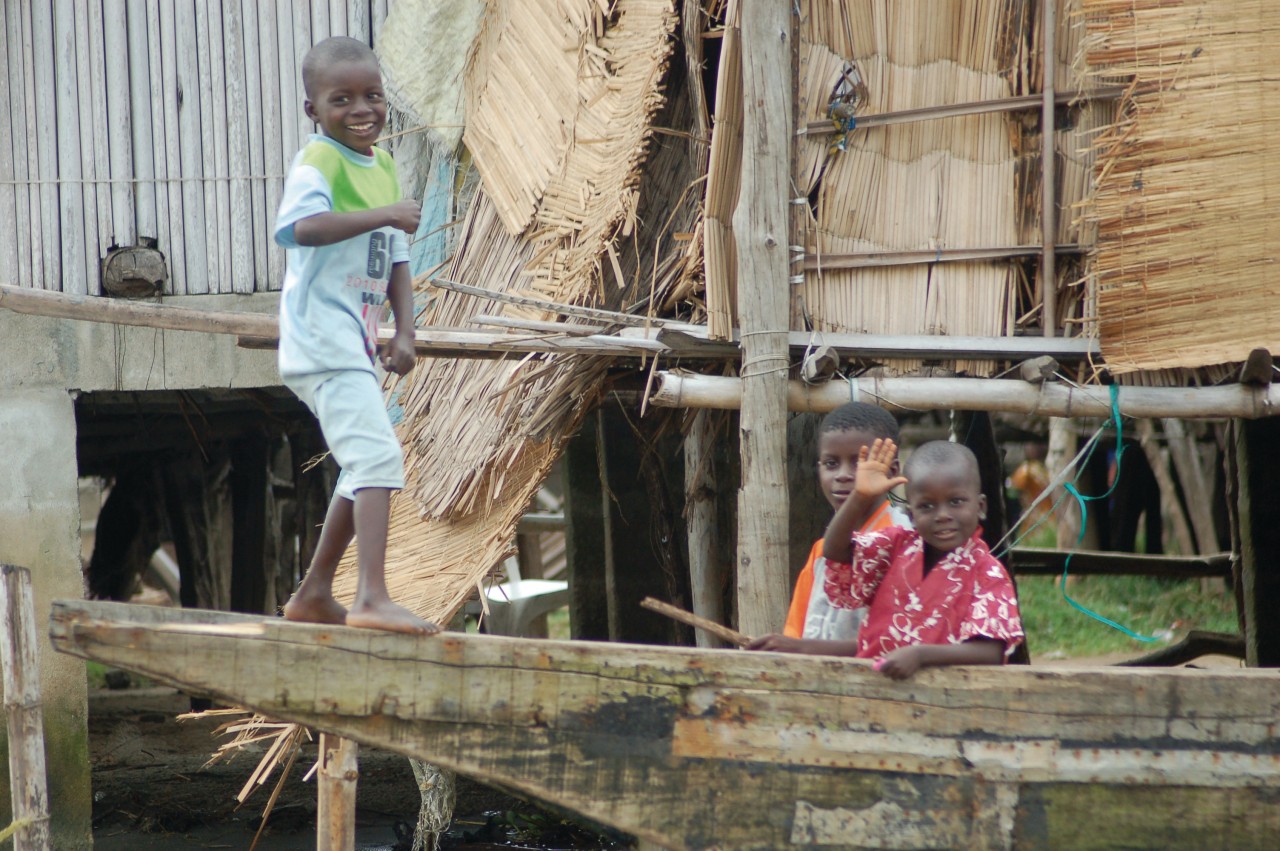 Enfants du village des Aguégués.