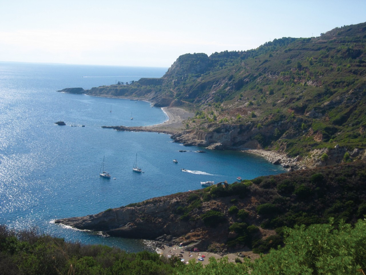 Succession de plages et criques d'eau turquoise, au sud du promontoire de Calamita.