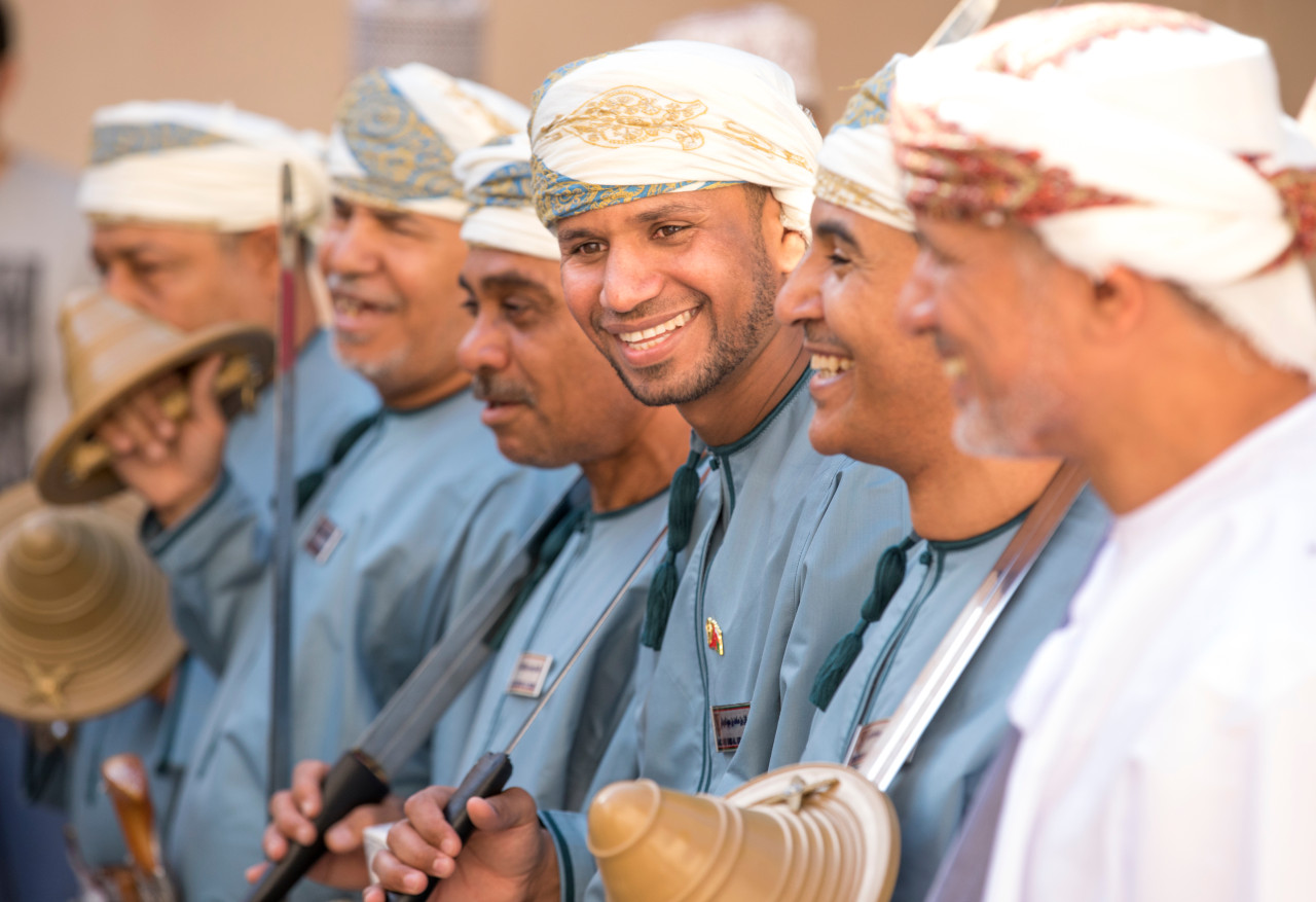 Musiciens et danseurs célèbrent la fête nationale à Nizwa.