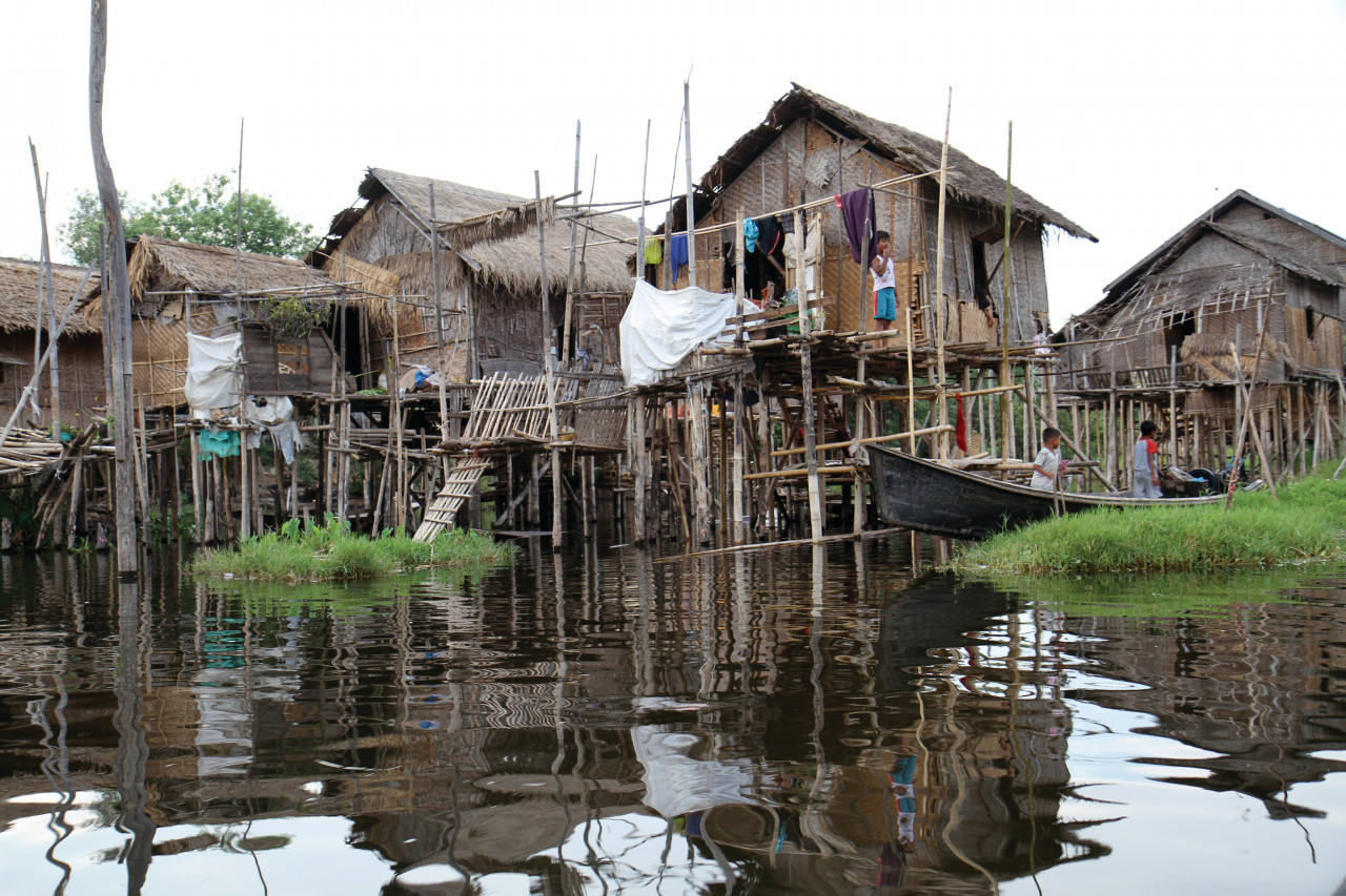 Les villages sur pilotis sur le lac.