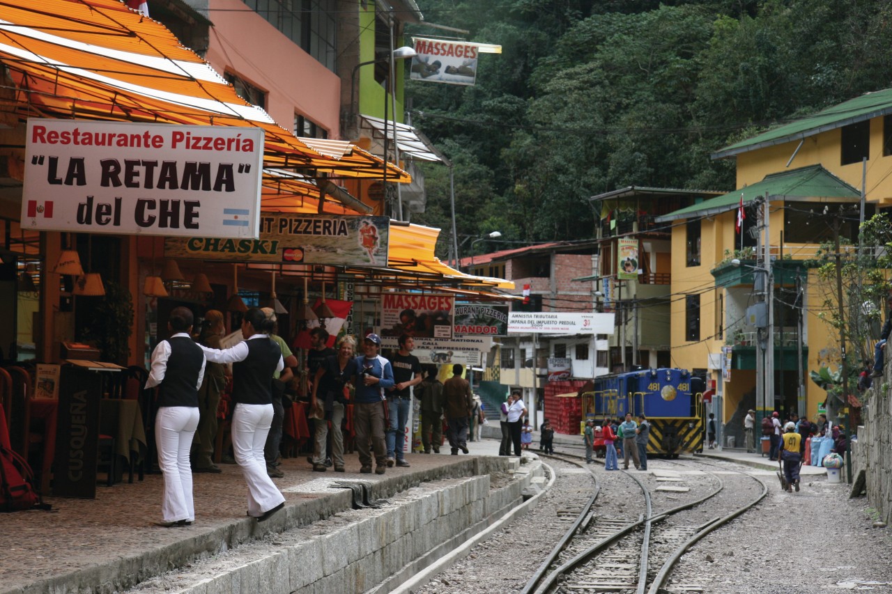 Rue et voie ferrée d'Aguas Calientes.