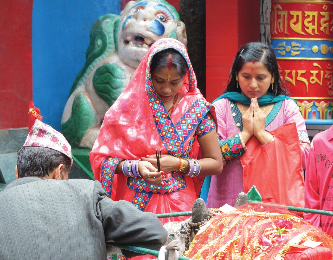 Prière devant le temple de Mahakal.