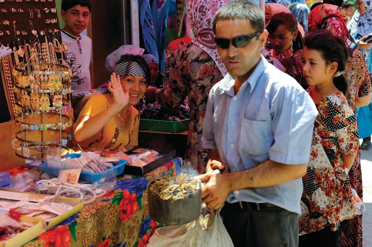 Casserole d'isryk fumante pour écarter le mauvais oeil au bazar.