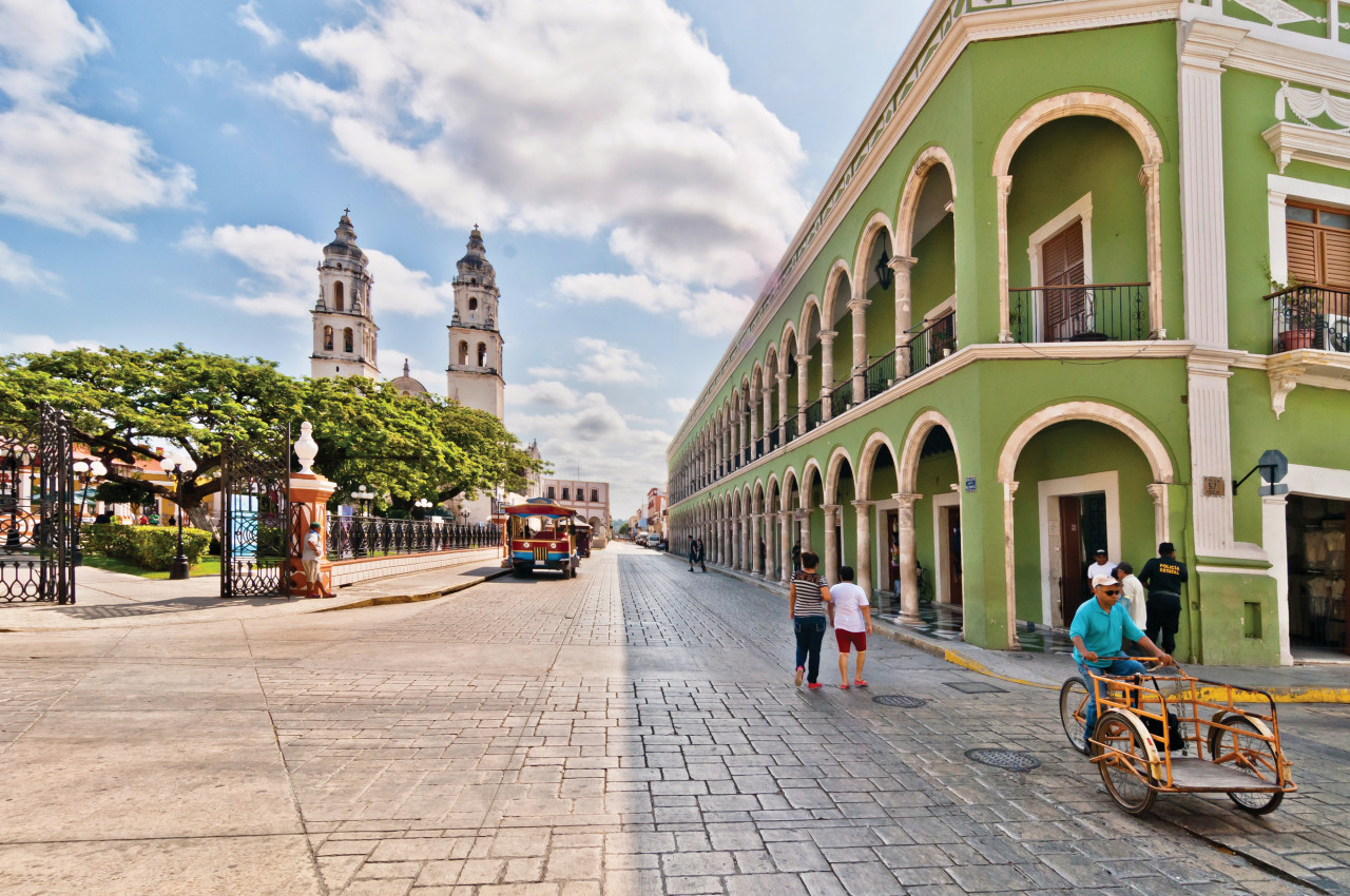 Campeche, sa place principale et sa cathédrale.