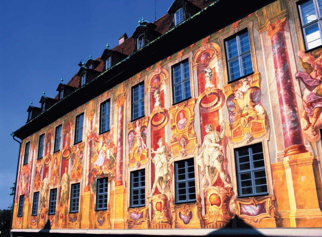 Fresques baroques sur la façade de l'ancien hôtel de ville.