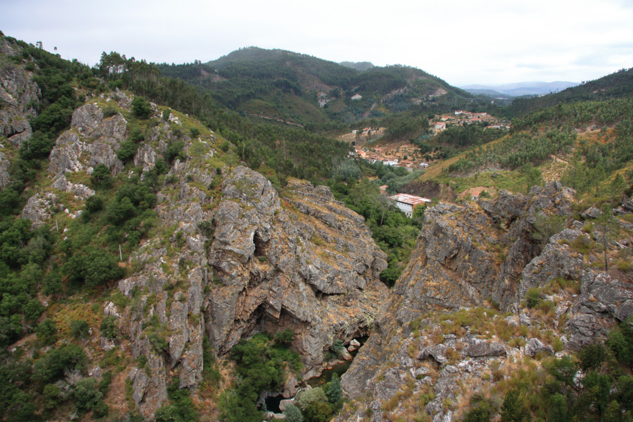 Villages de Schiste, rocher escarpé São Simão.