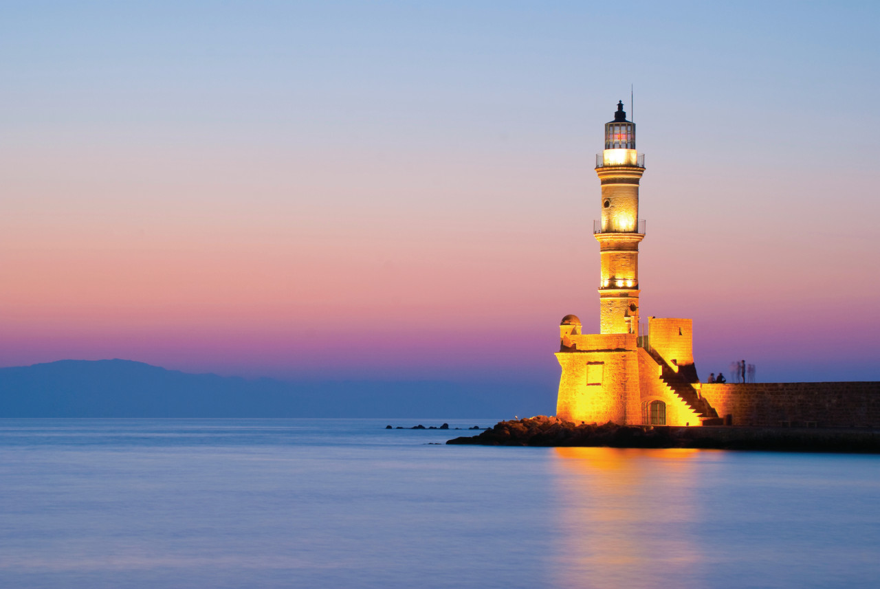 Le phare de la Canée au coucher du soleil.