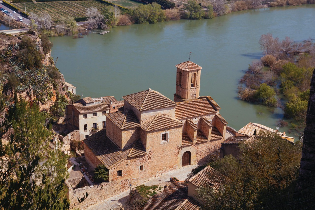 Vue aérienne de l'église de Miravet.