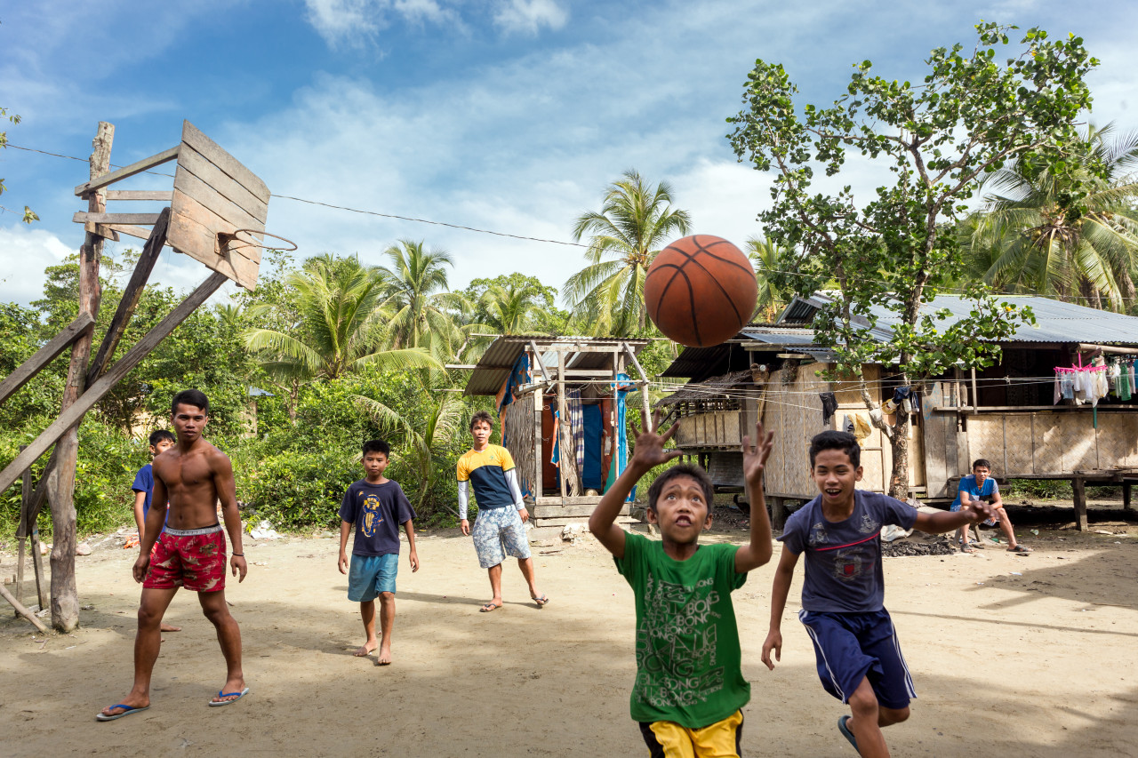 Jeunes jouant au basket-ball, El Nido.