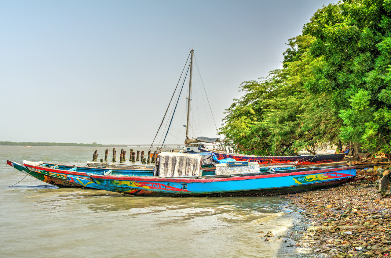 Bateau africain sur la rive du fleuve, Ziguinchor.