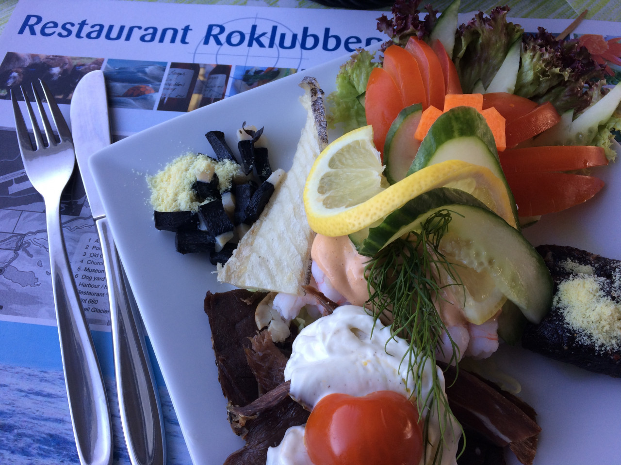 Le Roklubben est la bonne table locale avec vue sur le lac.