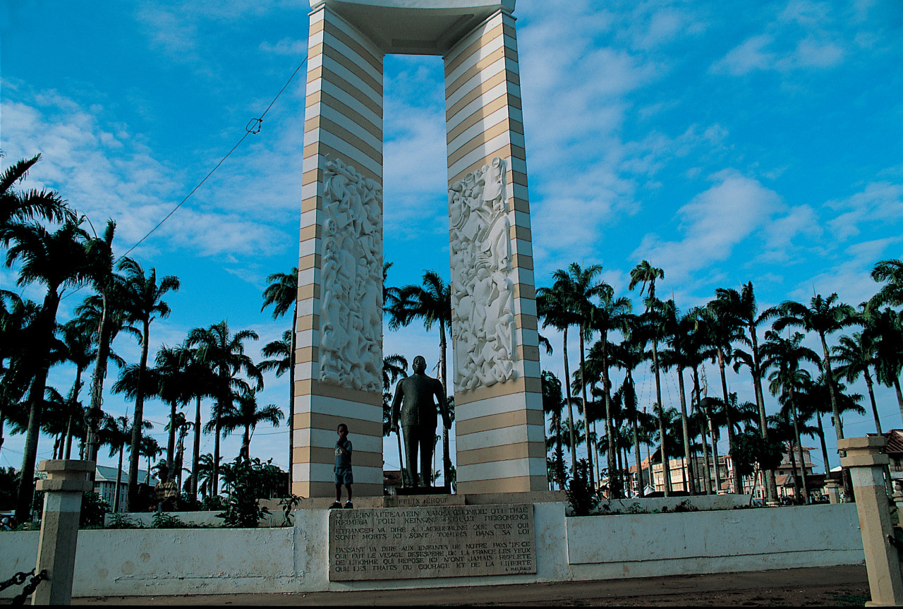 Monument dédié à Félix Éboué sur la place des Palmistes.