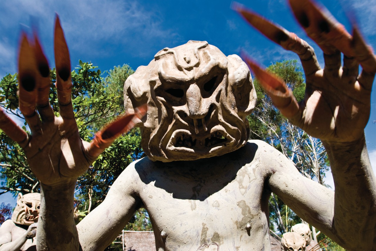 Danseur de la vallée d'Asaro, près de Goroka. Les fameux Mud Men.